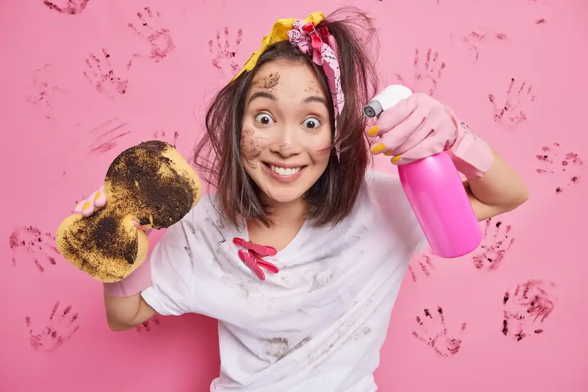woman washing mayonnaise out of hair kitchen funny Dutch