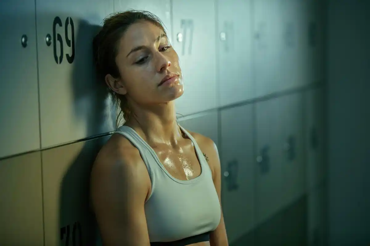 dutch woman dizzy after morning workout gym empty stomach