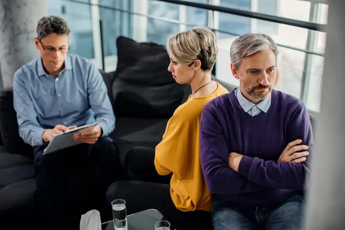 Dutch financial advisor explains pension plan to worried couple