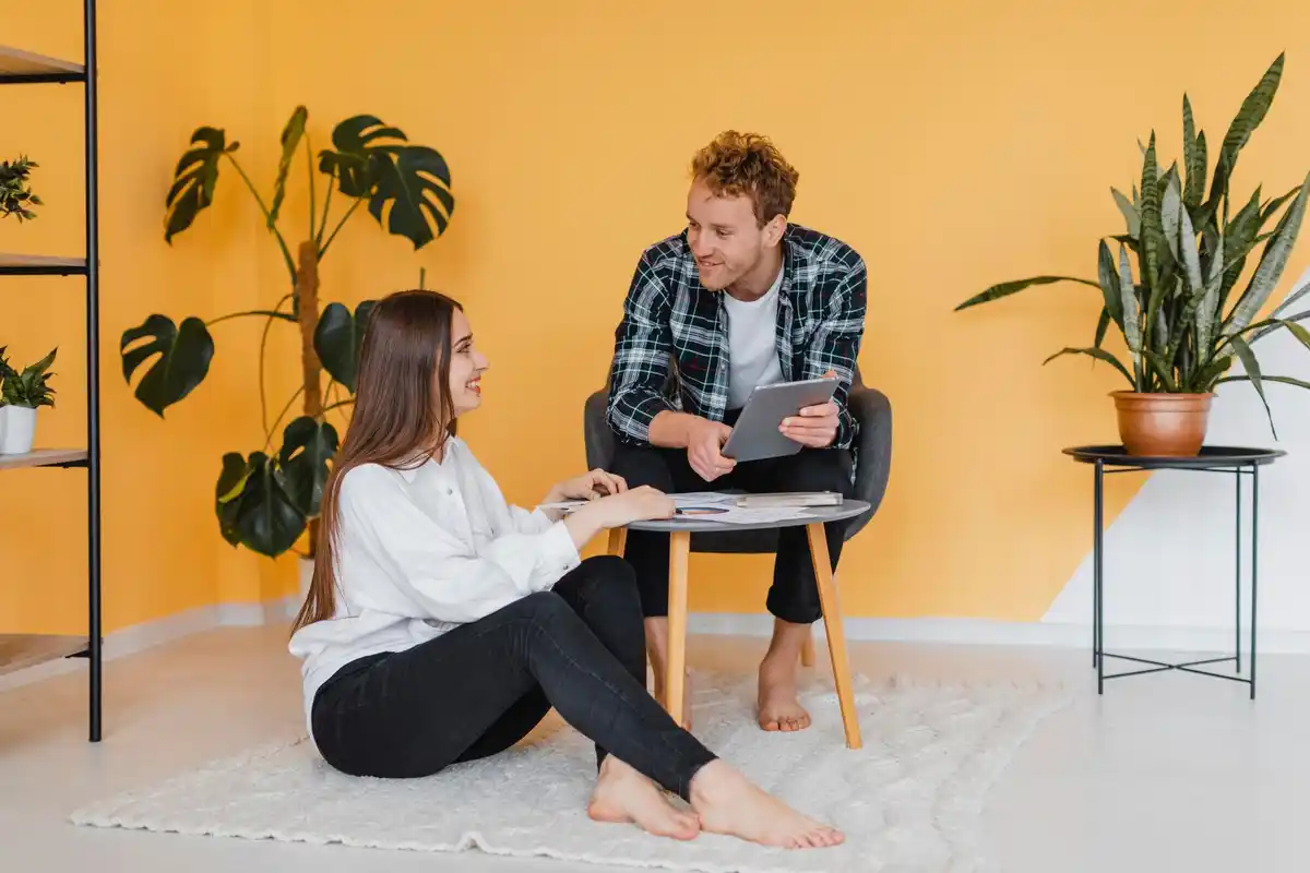 Twee mensen voeren een intens gesprek in een moderne Nederlandse woonkamer