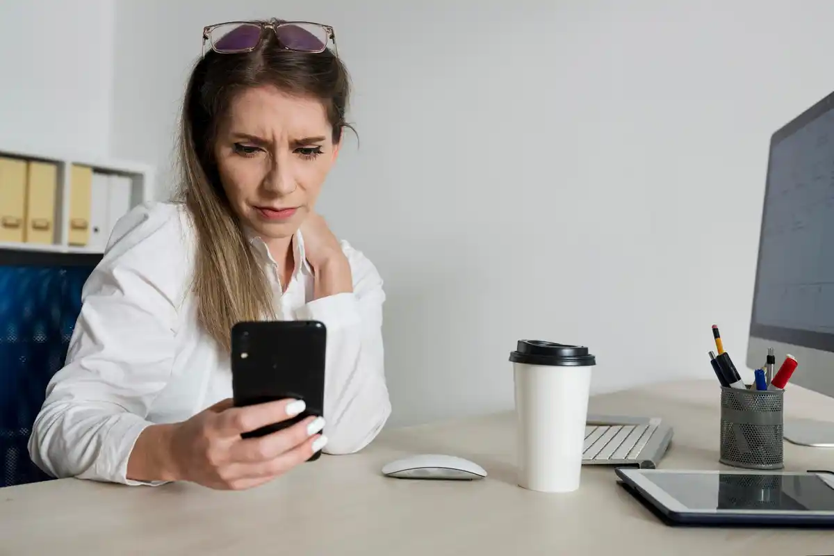 dutch office employee anxious without phone
