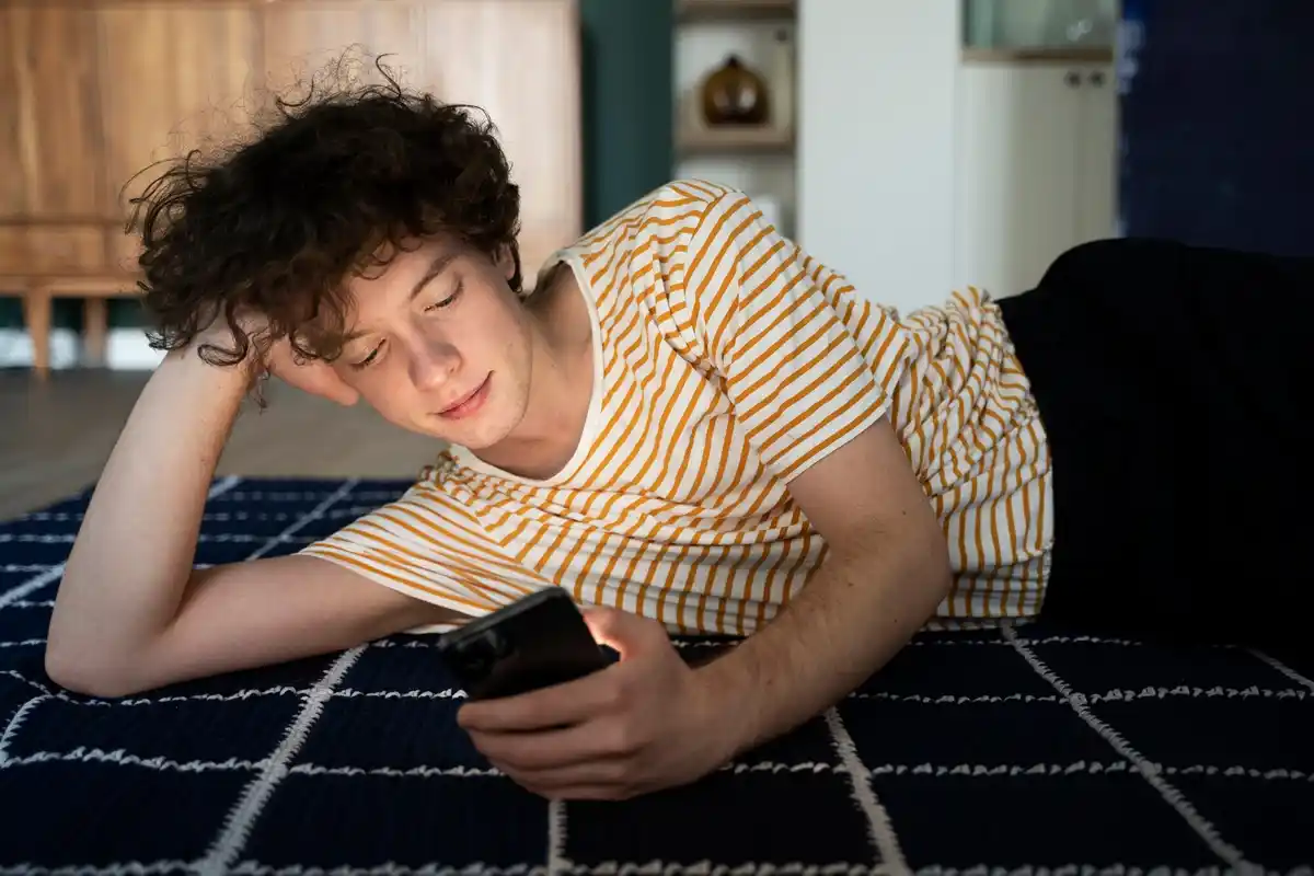 dutch person frustrated with dead phone battery in everyday situation