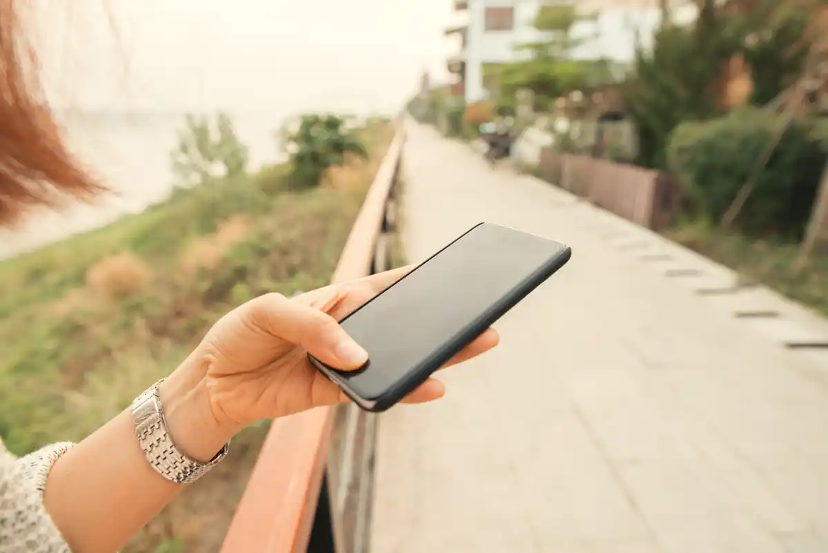 smartphone battery saver mode activated close-up netherlands