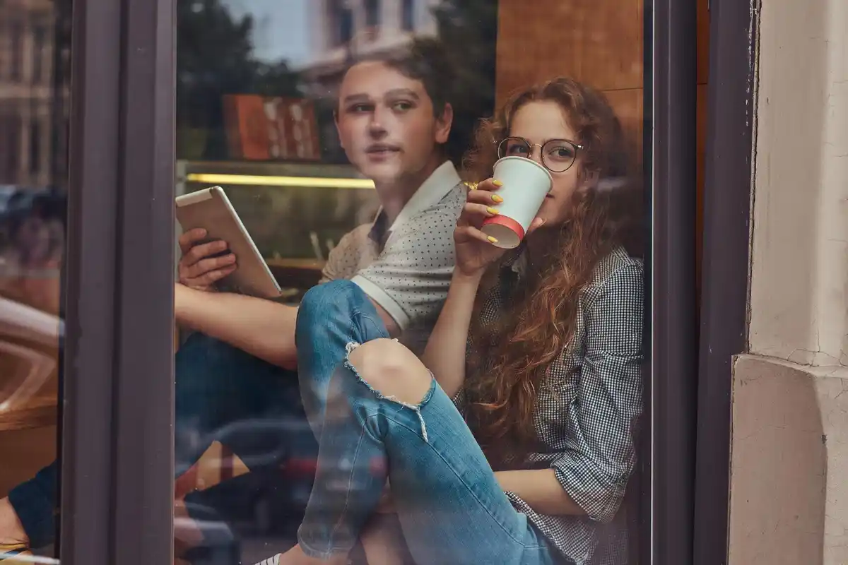 dutch student using language learning app in cafe distracted