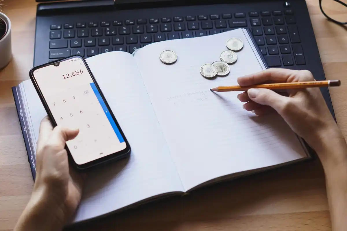 Mobile banking app showing savings and spending category overview, Dutch interface