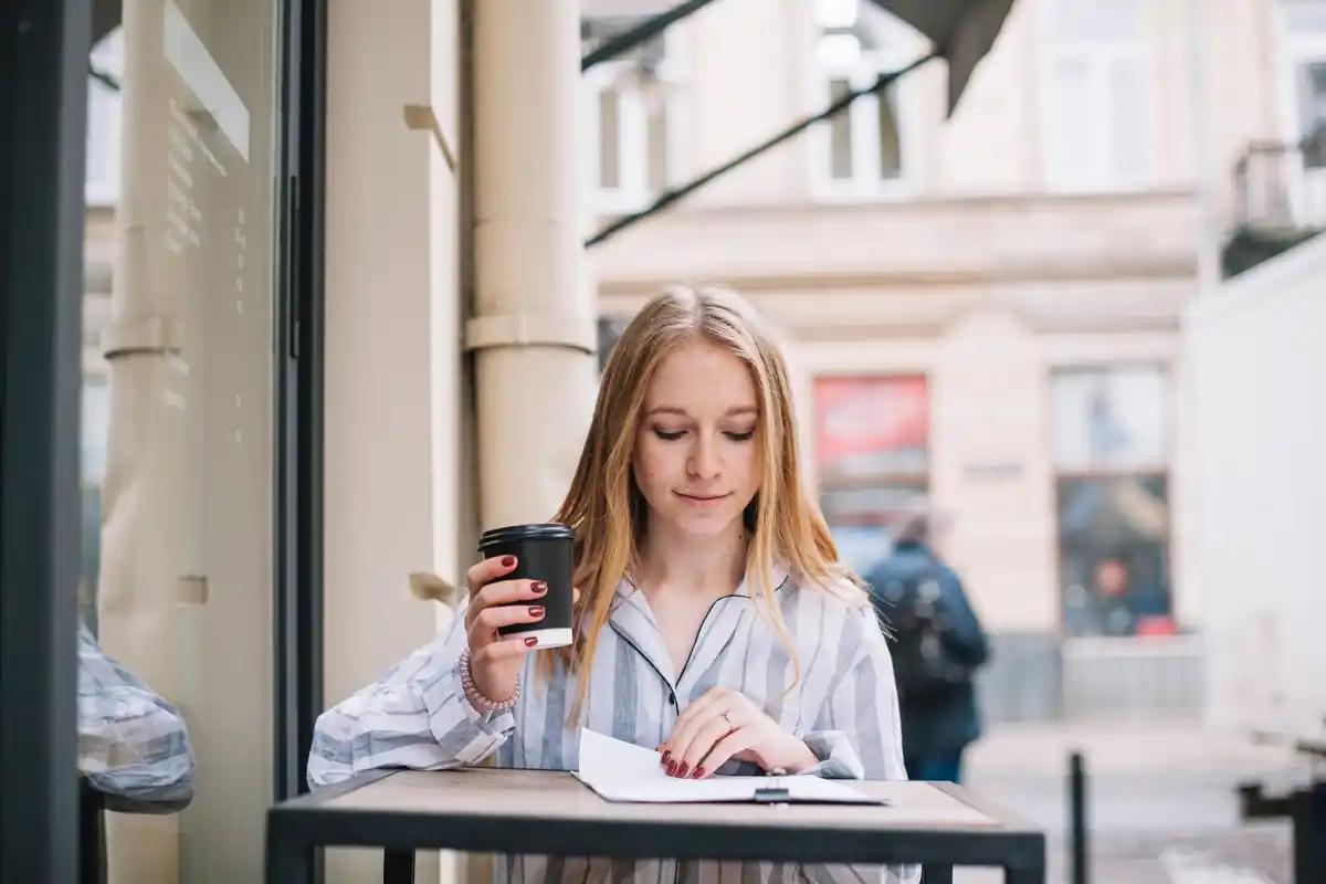 student studying with phone on the desk dutch university