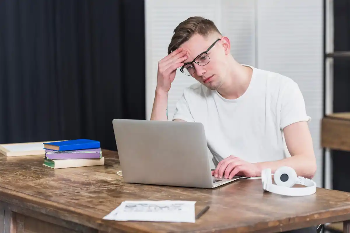 student multitasking study desk noise distraction Netherlands