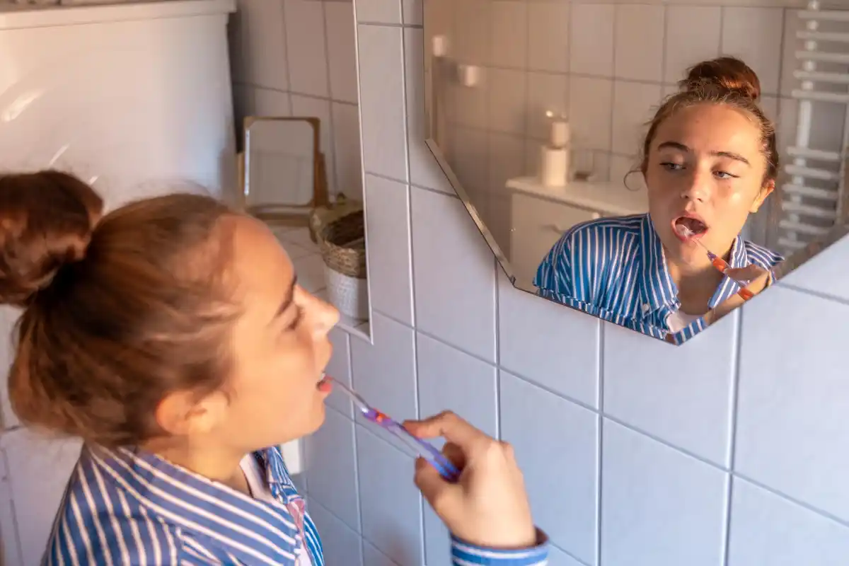 old toothbrush bathroom hacks netherlands