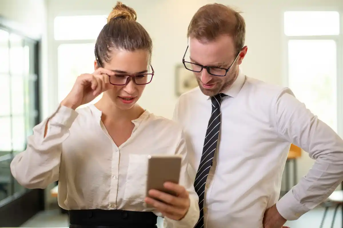 dutch office workers distracted by smartphones multitasking