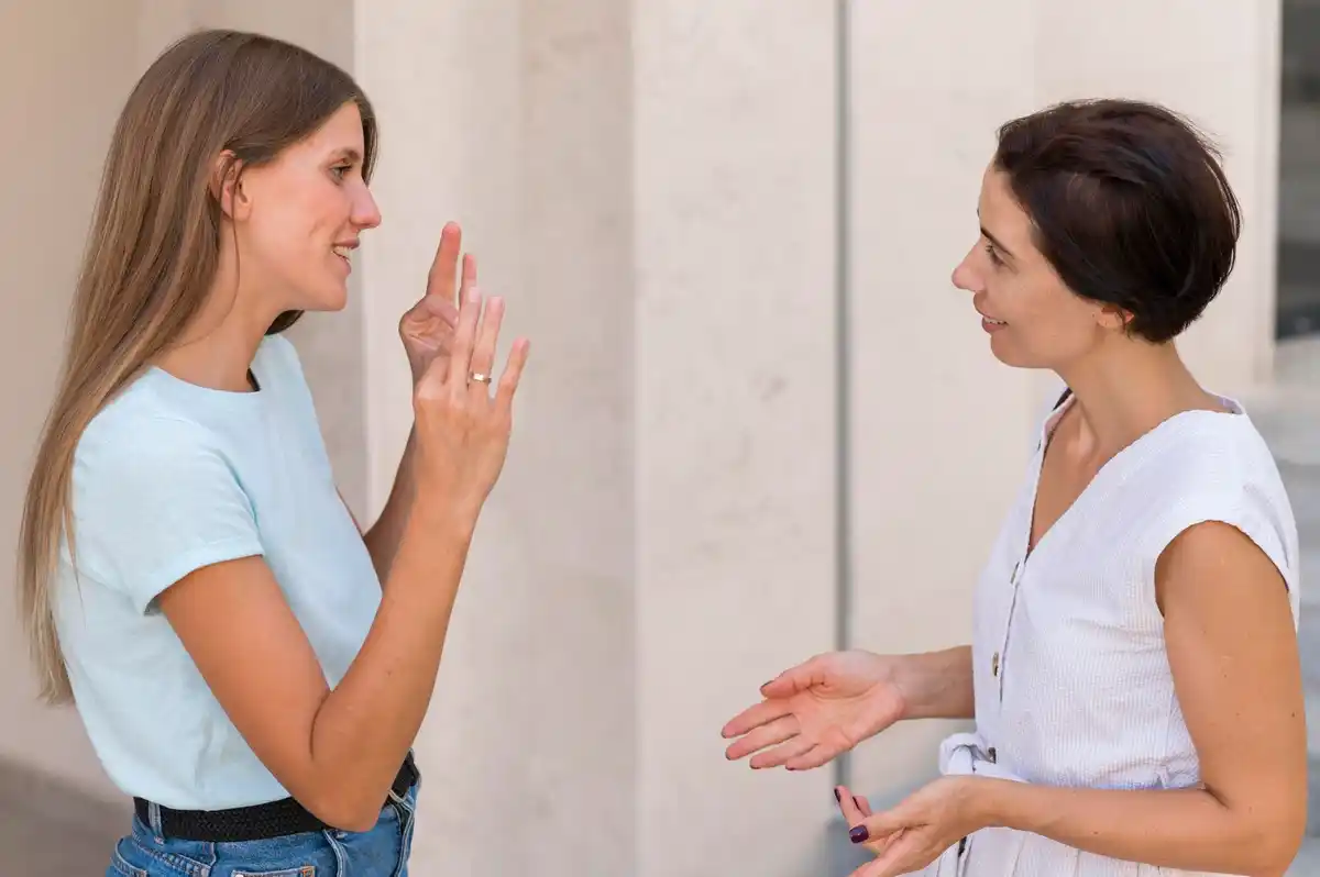 Dutch person speaking another language confidently