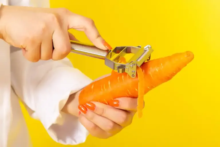 peeling vegetables with hands Dutch kitchen hack closeup