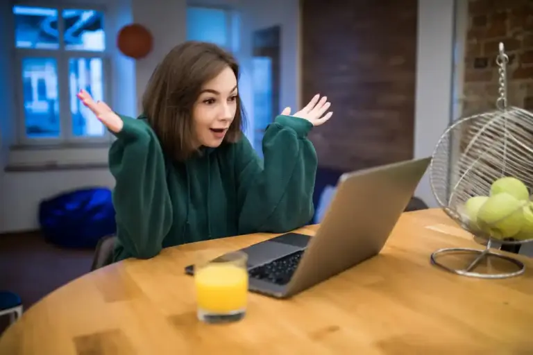 frustrated person laptop frozen video call home office dutch