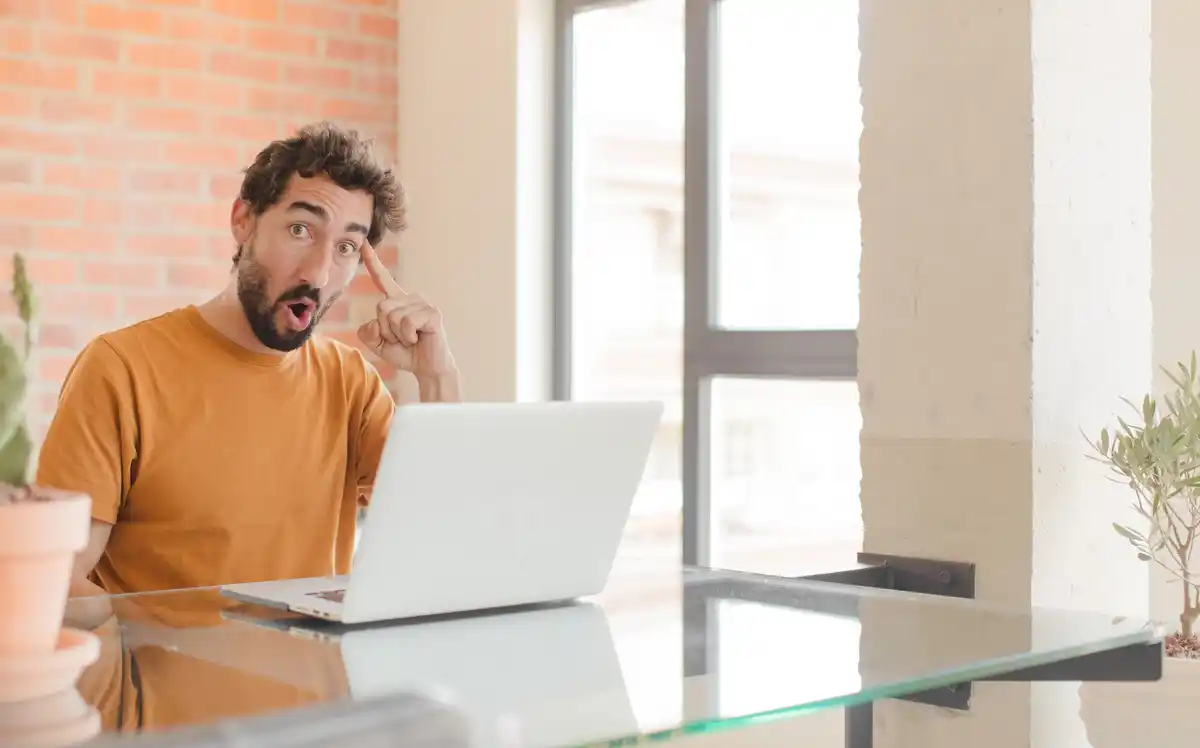 frustrated person laptop frozen video call home office dutch