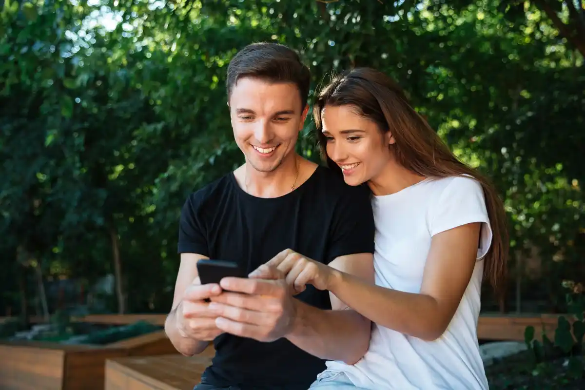 couple communicating via smartphone alternative app in Netherlands