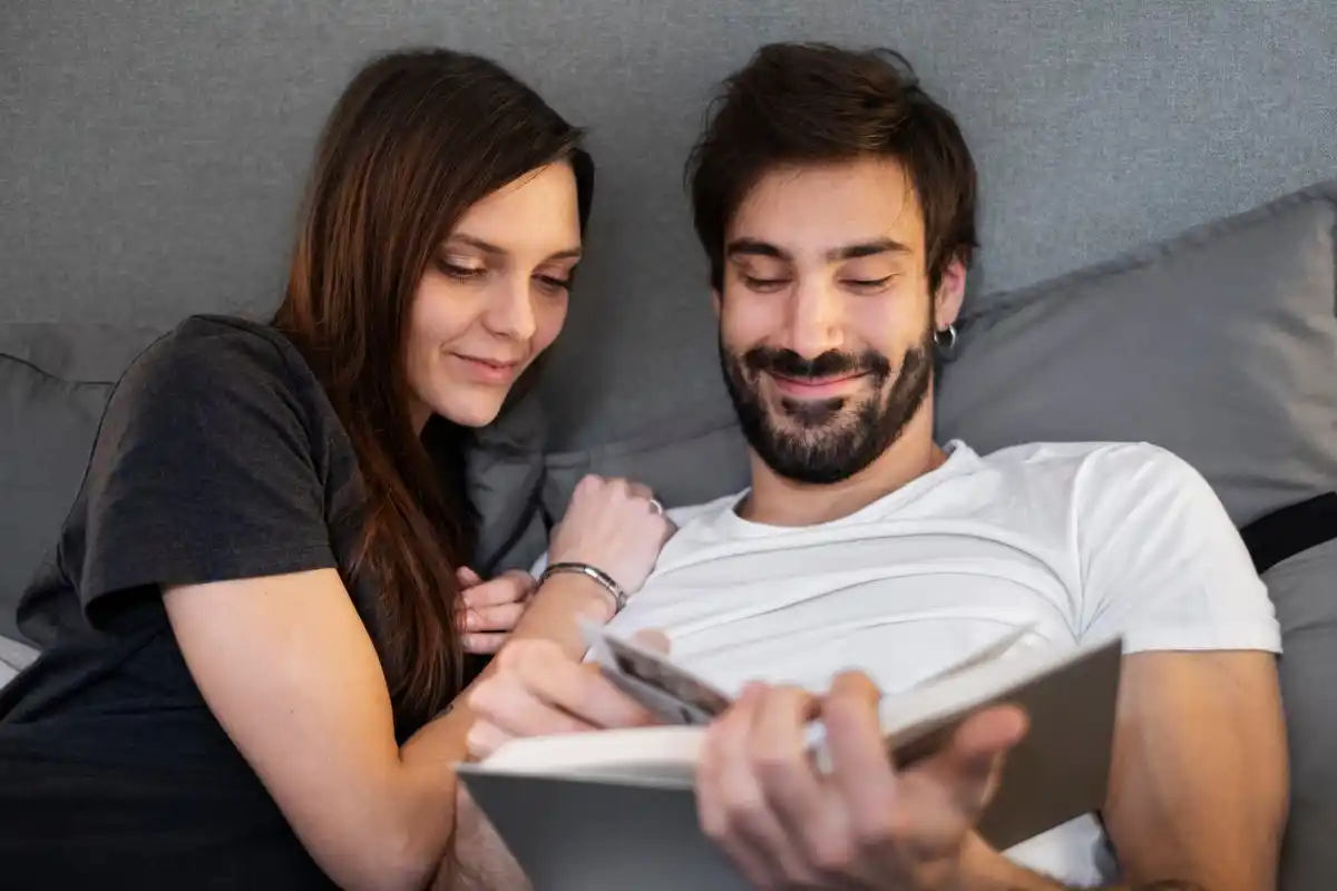 young couple sharing note on smartphone in Dutch home