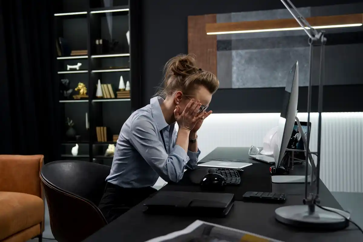 stressed office worker multitasking at desk dutch office