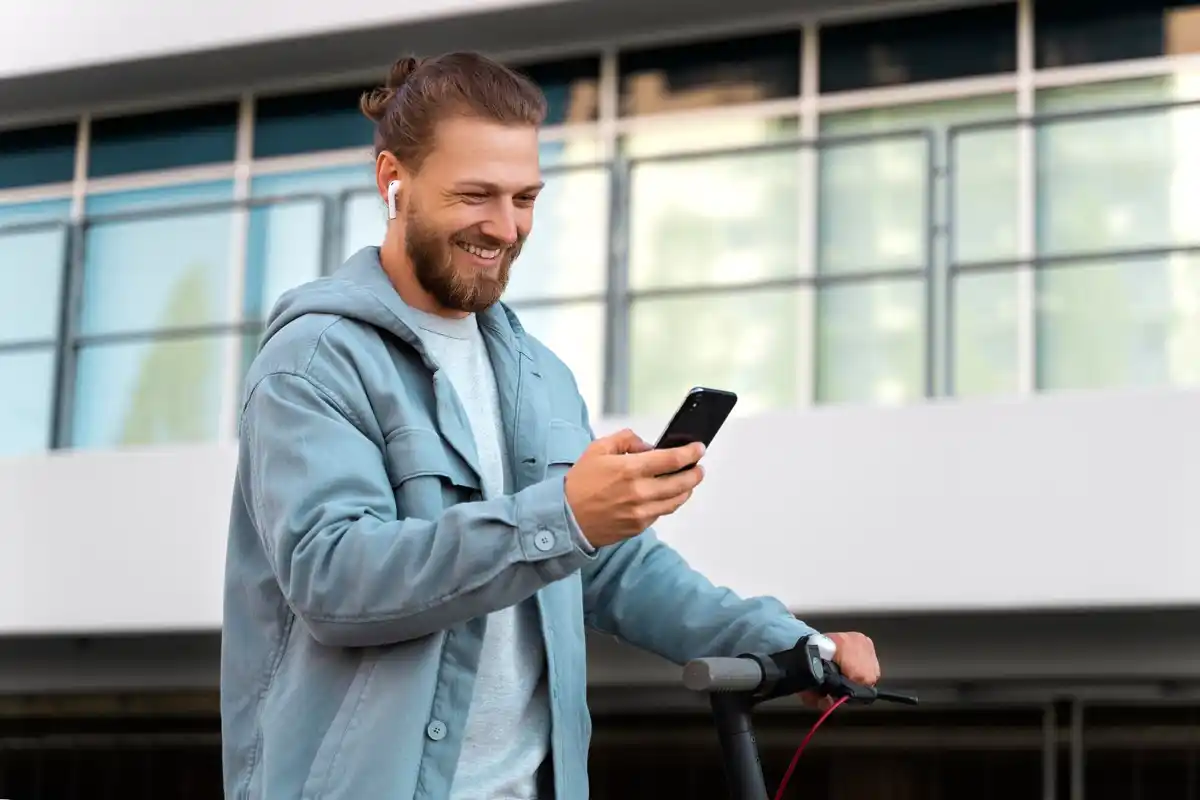 Dutch person holding phone showing battery settings