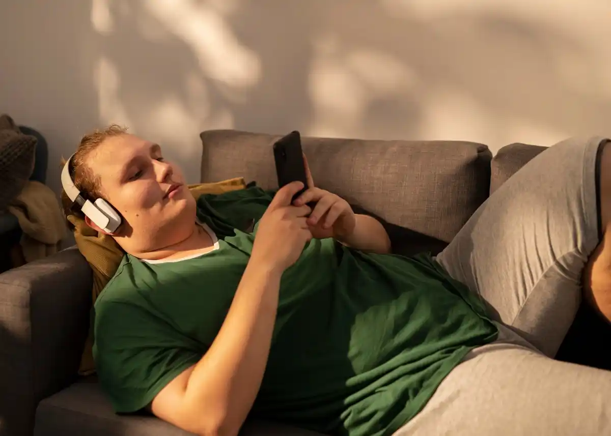 digital detox evening phone off cozy home Netherlands
