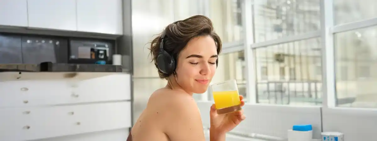 banana peel beauty skincare natural home remedy woman bathroom dutch