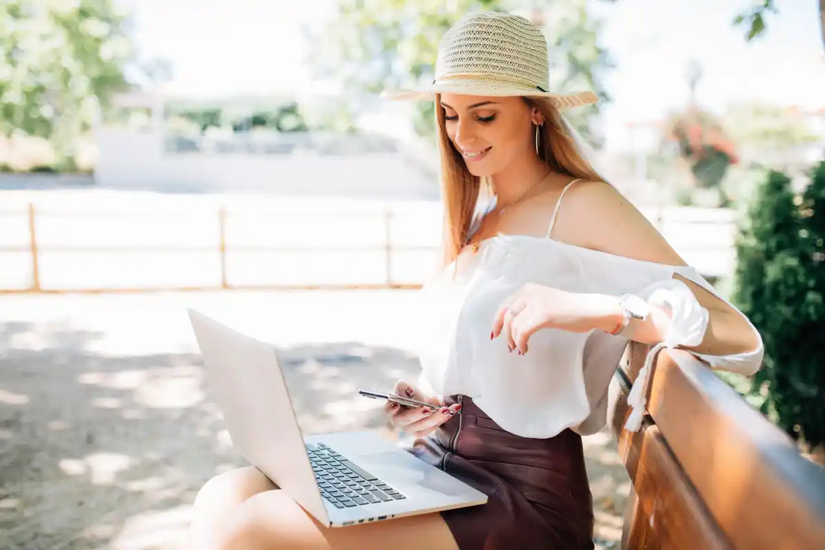 dutch traveler booking hotel online laptop