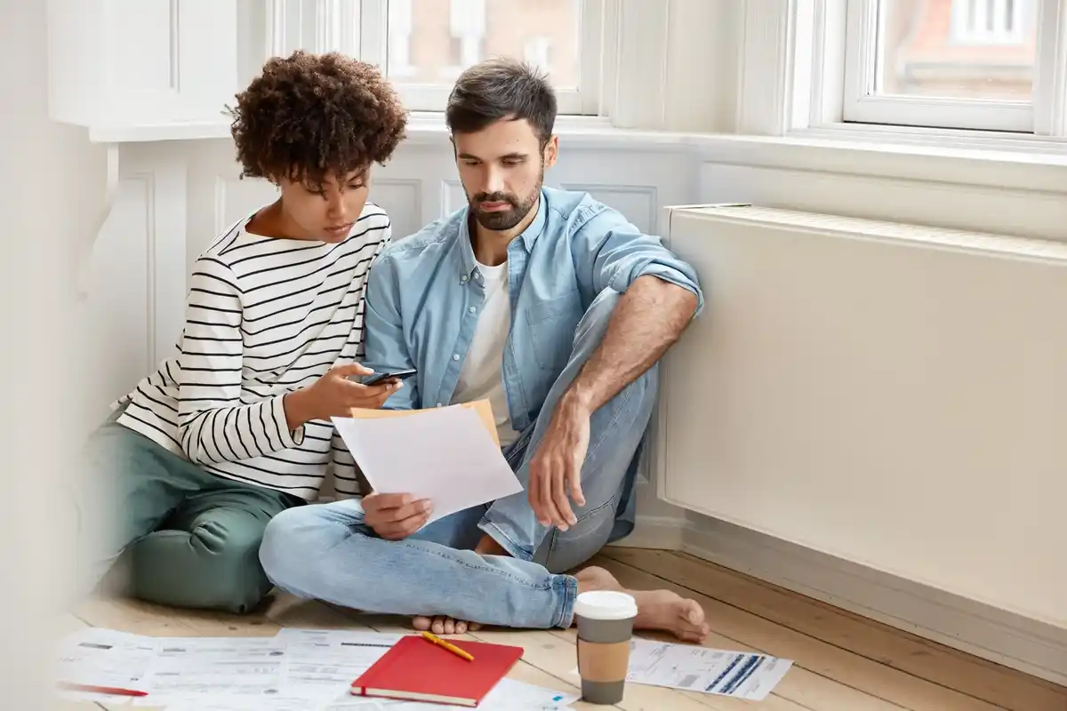 Dutch couple discussing early mortgage repayment at home