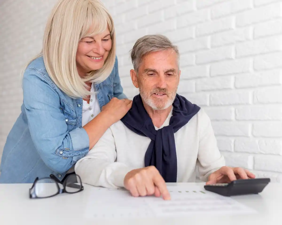 Dutch couple calculating mortgage early repayment
