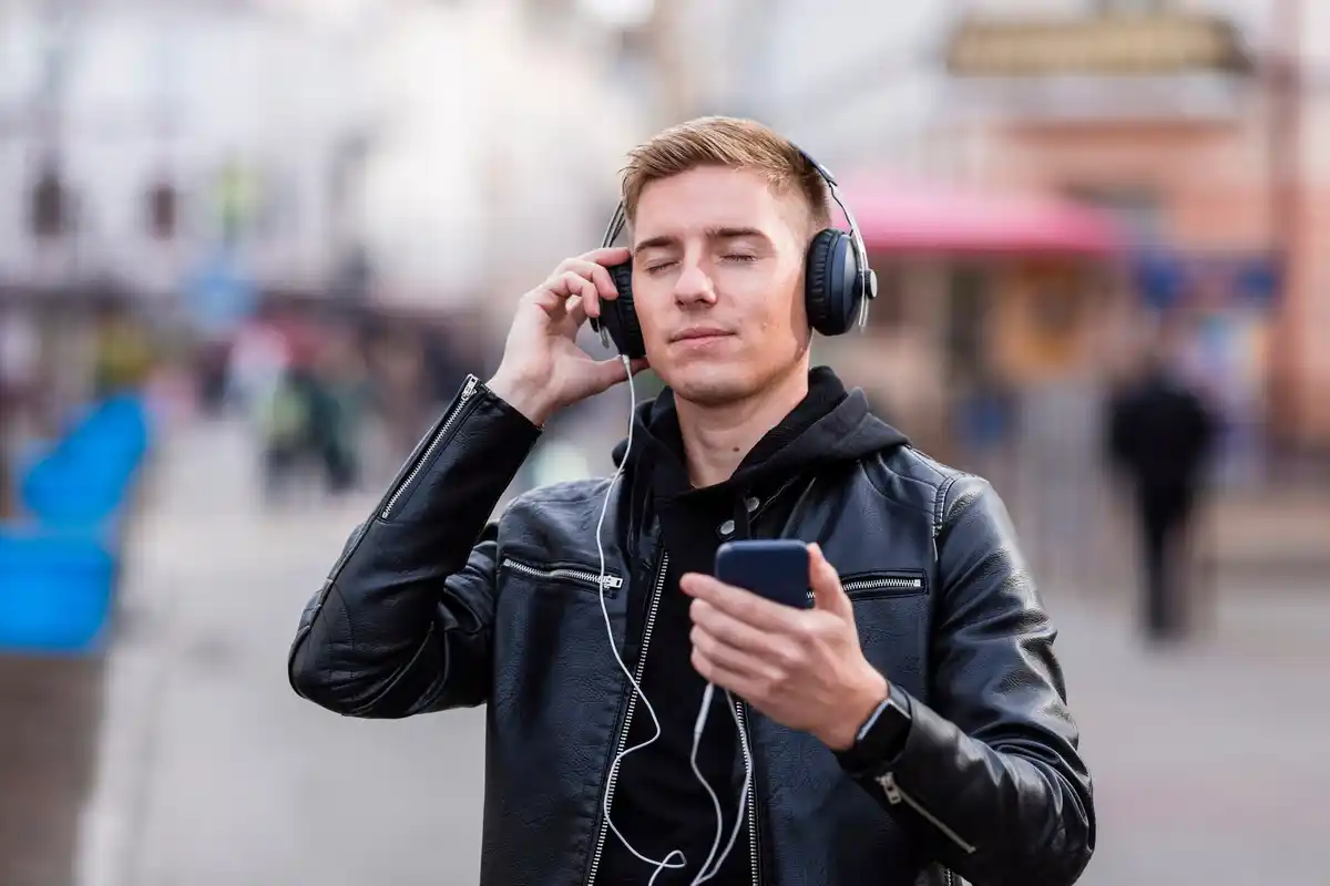 dutch commuter listening audio with classic wired earphones