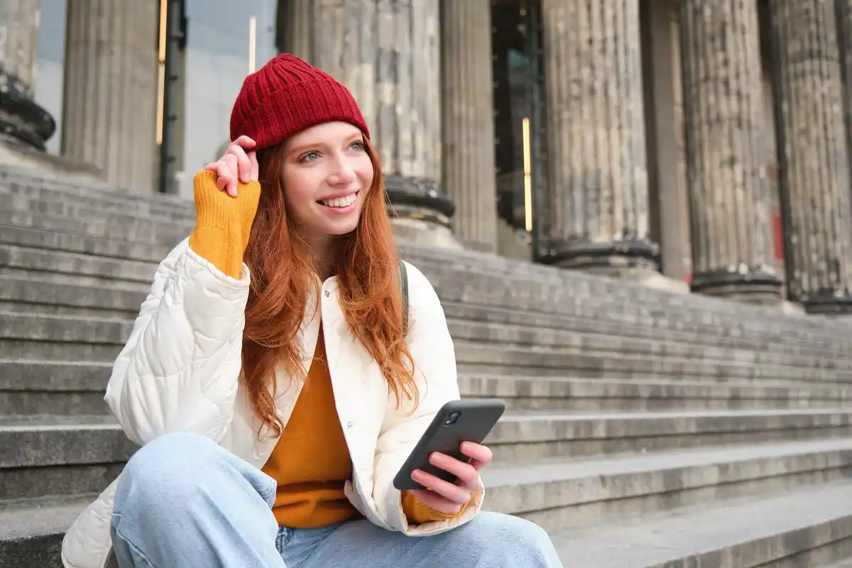 dutch student learning with phone
