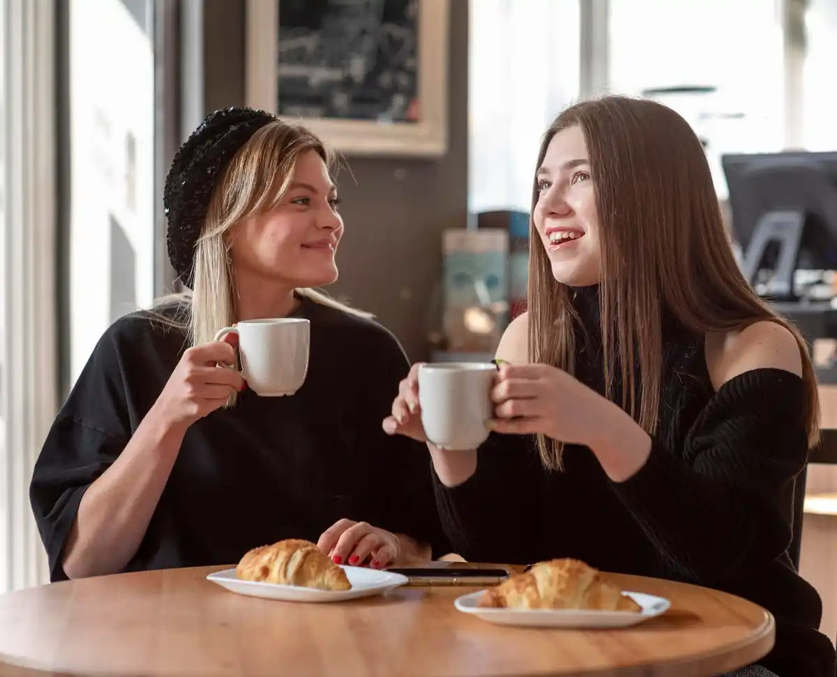 dutch friends having conversation in a cozy cafe