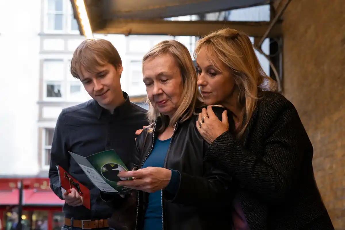 people using budgeting app at Dutch supermarket self-checkout