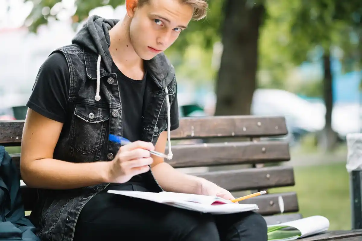 Dutch student with highlighter underlining textbook