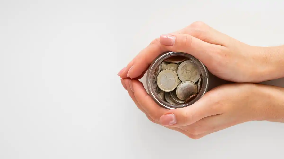 closeup of hands transferring money between digital saving jars on dutch banking app