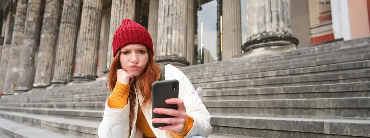 lost tourist with broken phone in foreign city