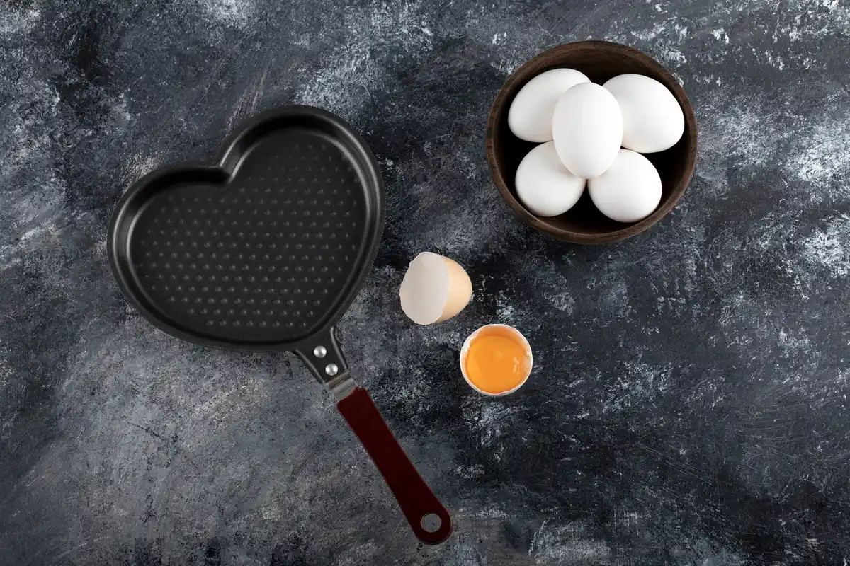 crushed eggshells cleaning burnt pan