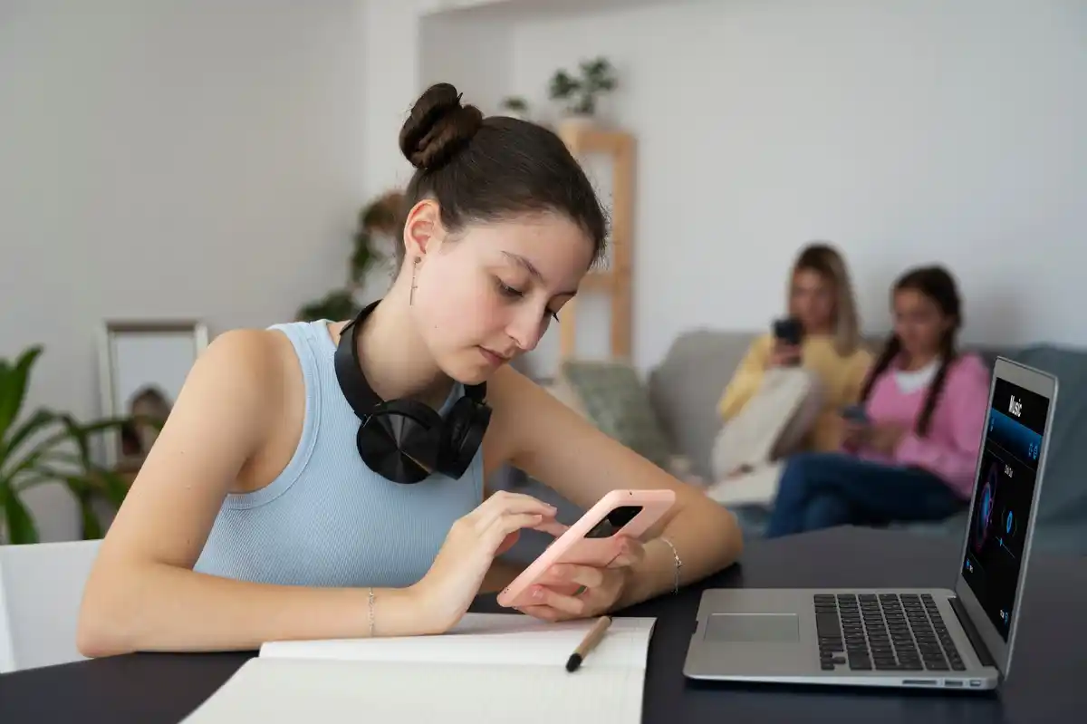 dutch students studying on smartphone at home