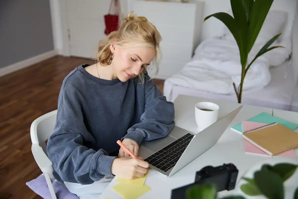 teenage girl learning in five minute sessions at home