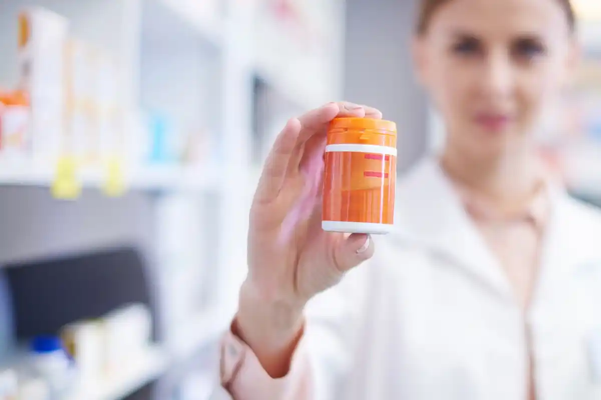 Dutch drugstore supplement shelf warning label