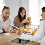 microlearning dutch business people smartphone coffee classroom