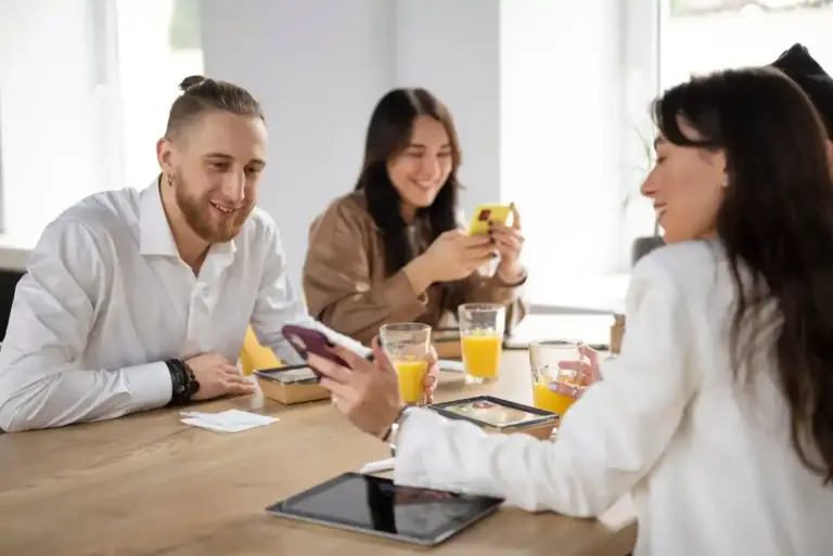 microlearning dutch business people smartphone coffee classroom