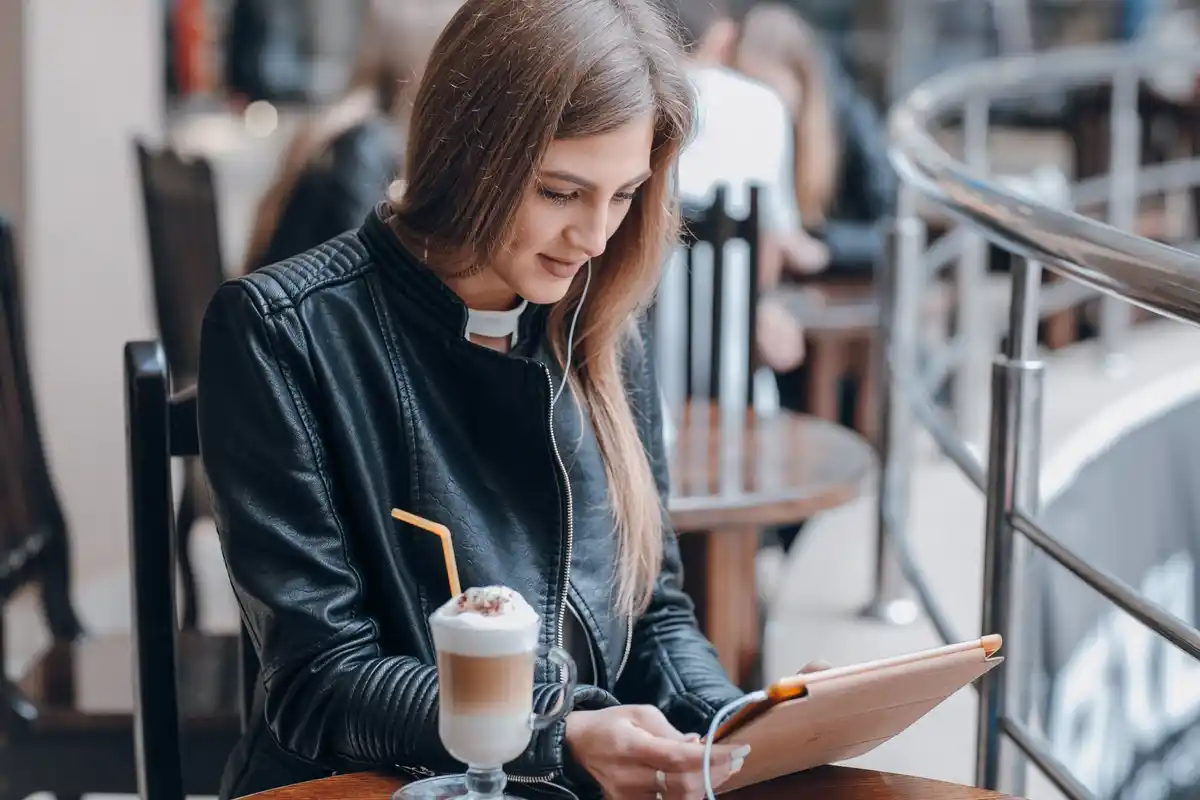 dutch woman studying with microlearning app in cozy cafe