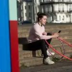 dutch young adult using phone for memory exercise
