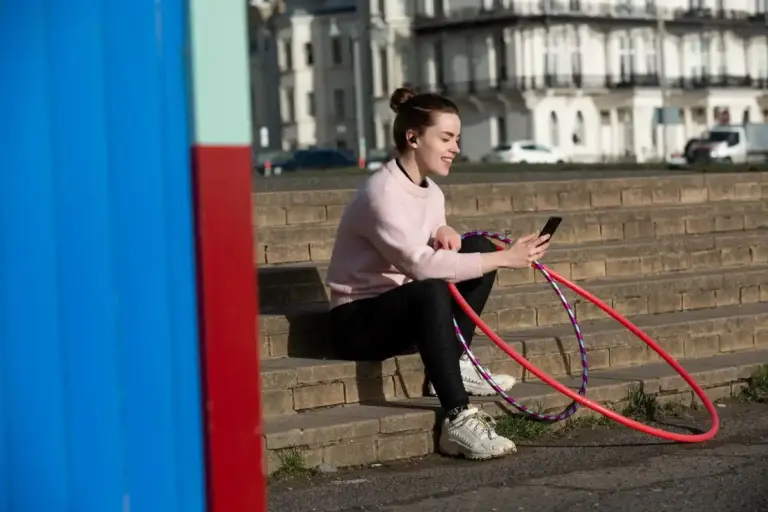 dutch young adult using phone for memory exercise