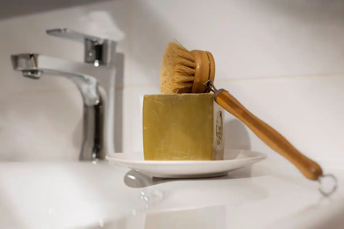 clean bathroom essential tips Netherlands