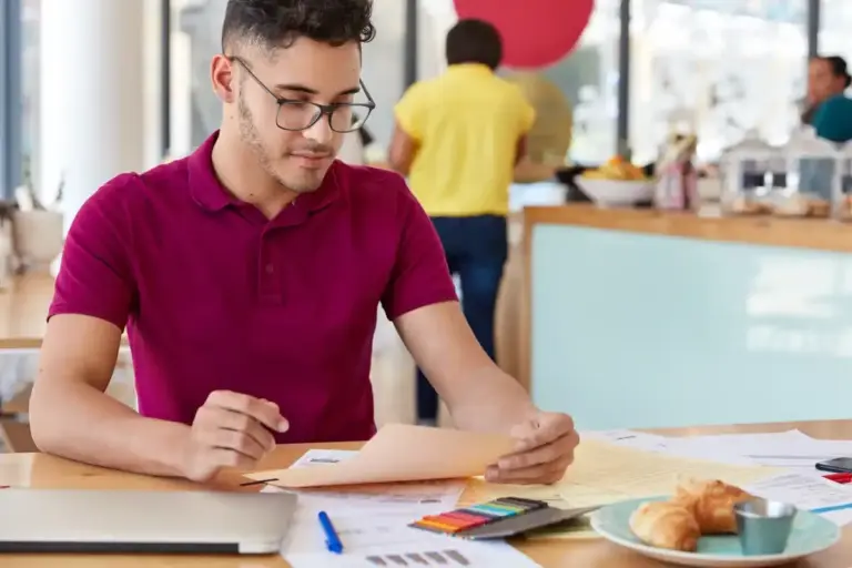 Dutch student making colorful mind map on paper in university setting