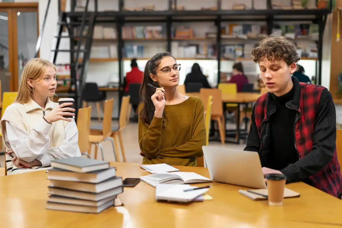 studenten leren samen in Nederlandse bibliotheek