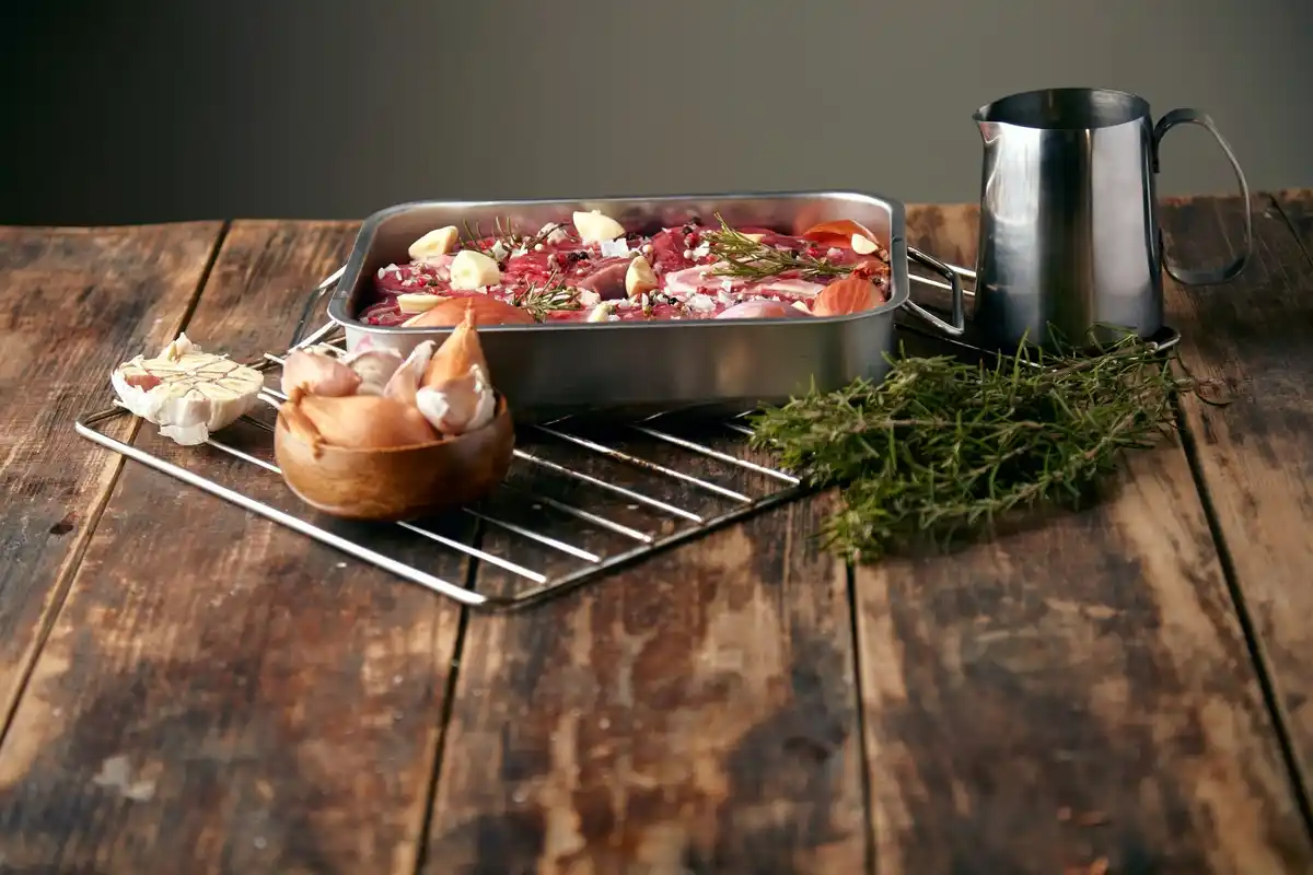 aluminium pans sandwich thawing meat Dutch kitchen