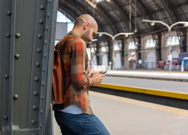 memory hack 20 seconds, remembering tips Dutch, person repeating information train station