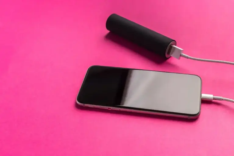 overheated smartphone fast charging Dutch background