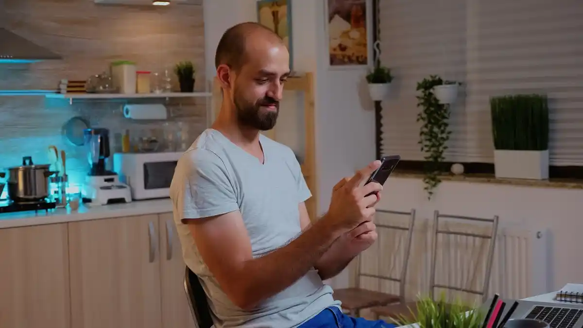 dutch person using smartphone for reminders