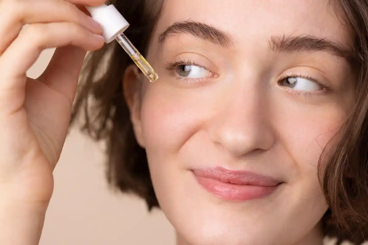 retinol skincare macro Dutch woman